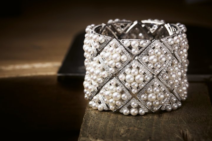 Signature de Perles high jewellery cuff in 18K white gold set with 1191 brilliant-cut diamonds totalling 12.4 carats and 308 Japanese cultured pearls, preserved in the Chanel Watches and Fine Jewellery heritage collection. 2016. ©CHANEL