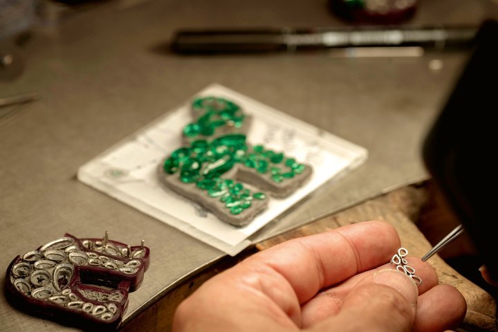 An elephant-shaped pendant, a tribute to the Insofu name, that transforms into a brooch. This signature piece is set with emeralds in various sizes and outlined with diamonds. The elephant's raised trunk symbolises good fortune.