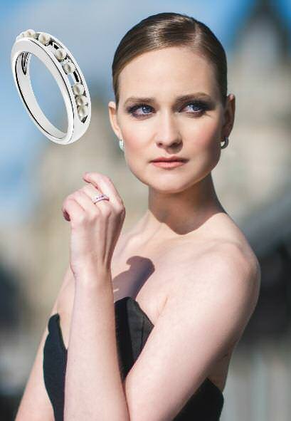 Juliette Gernez, wearing the Pacôma ring in grey gold and cultured pearls Akoya 2mm