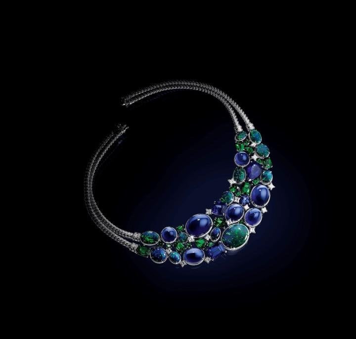 A tribute to the birth of Louis on 4 August 1821, La Constellation d'Hercule references a constellation only visible at that time of year. It is depicted on a necklace of organic magnificence, whose unique pairing of 209 carats of tanzanites, 50 carats of Australian opals and nearly 34 carats of tsavorites reveals all the splendour of its sparkle, illuminated by a mist of LV Monogram Star and Flower-cut diamonds. Louis Vuitton has ingeniously reduced the gold of the mount to the bare minimum, making this symphony of blue, green and purple sparkle all the more brilliantly. To increase the suppleness of the piece, the necklace ends with a diamond-set rope, reminiscent of those once used on trunks. It is joined by three rings, two pairs of earrings and a precious brooch.