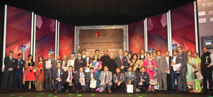 Mr. Rajendra A. Shah, industry stalwart, was felicitated with the Lifetime Achievement Award while Mrs. Bharati D Shah from B R Designs won the Best Women Entrepreneur Award