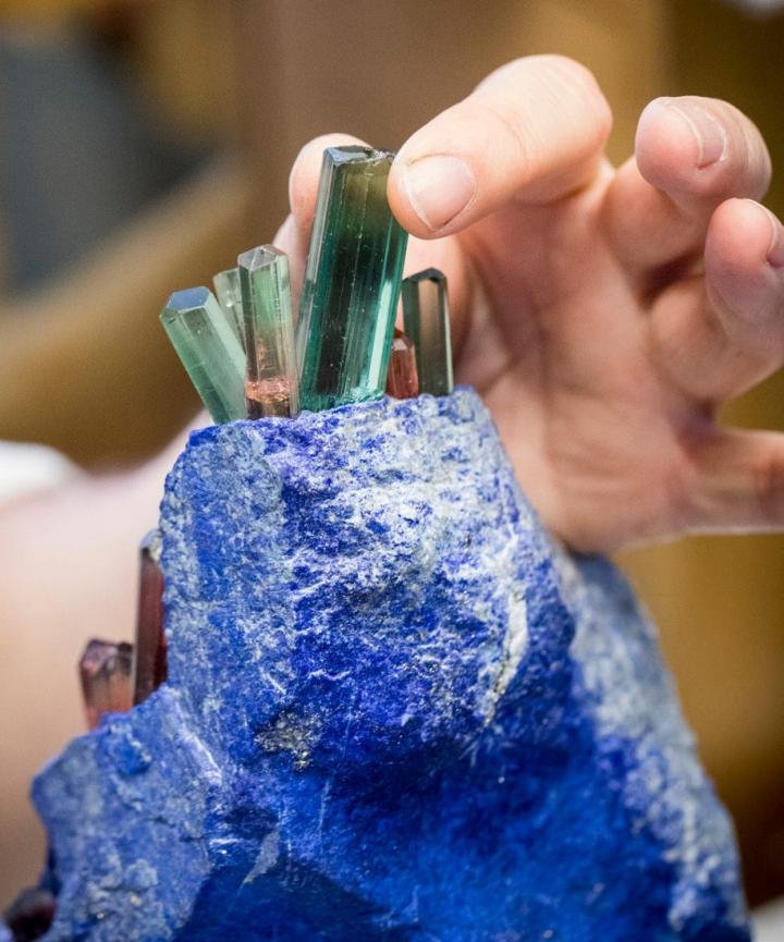 Fixing tourmaline crystals to the lapis lazuli