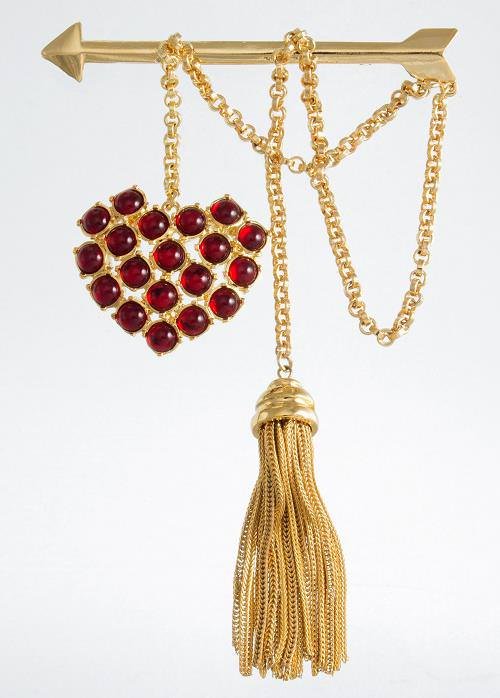 Gianni di Liguoro brooch with golden metal tassel chain, cabochon red glass, 90s (photo Andreas Bossi).