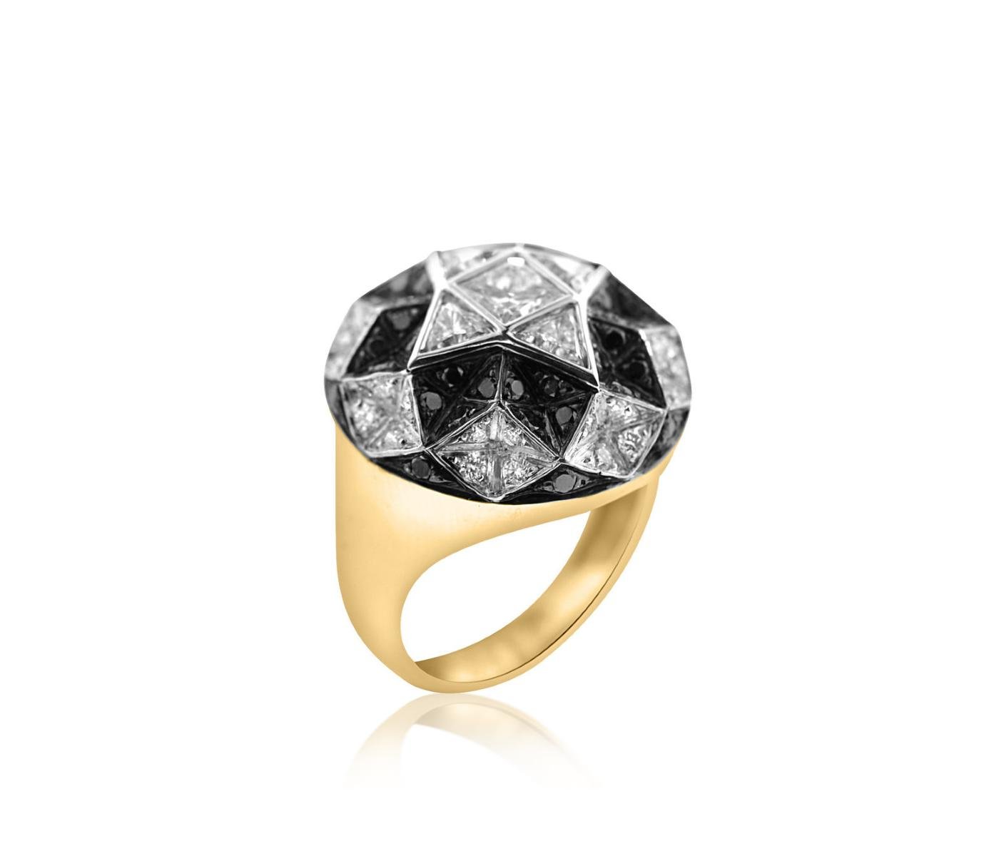 Ring by Ricardo Basta