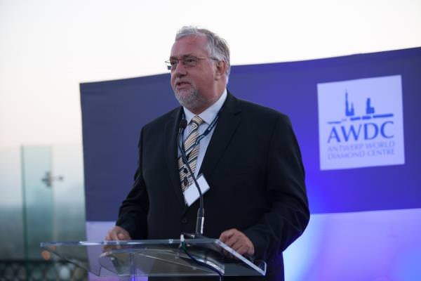 Rudi Veestraeten, Belgian Consul General in Los Angeles, talks to attendees of the “Antwerp Diamond Night” in Los Angeles, held May 28, 2014.