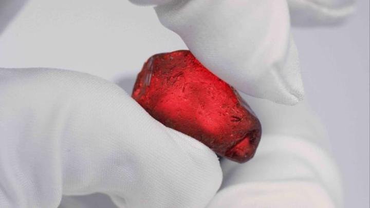 40.23 carat rough ruby from Montepuez 