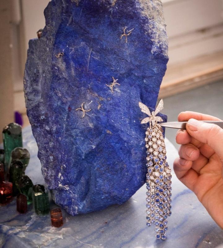 Positioning Palmyre bleu clip on the lapis lazuli block
