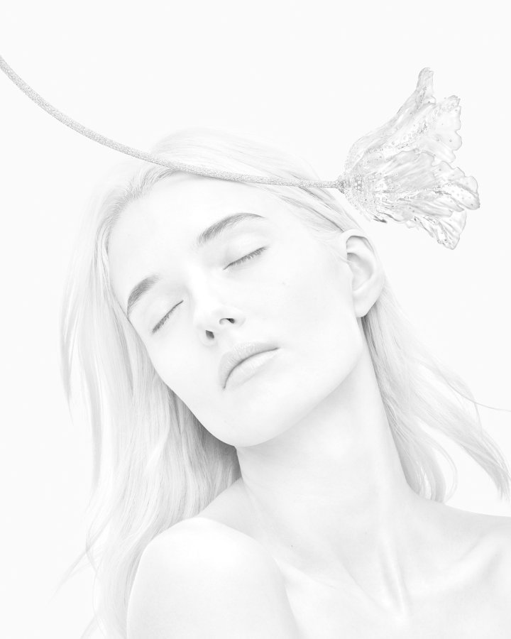 Boucheron, Tulip brooch, Composition N° 6. The tulip is made of borosilicate glass. Boucheron's craftsmen shaped the glass by hand and stretched it until it was 2 millimetres thick.