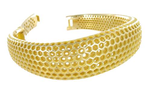 The honeycomb structure that is both solid and Legré but especially beautiful. Rings, earrings and bracelets in the collection “Honey” have a presence very particulièree. They are jewels with generous volumes but remain very light. Volumee The effect is enhanced by gold cell that play with the light with the movements.