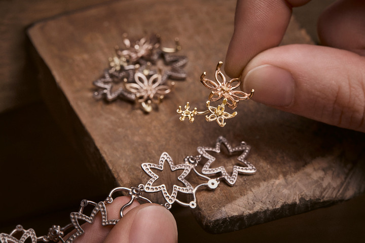 Preparing the gouache and assembling the Dior Milly Dentelle Fleurs Enneigées necklace, in white, rose and yellow gold, white and yellow diamonds and white cultured pearls.