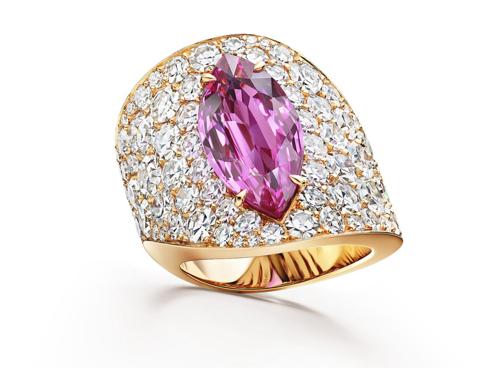 Ring in rose gold set with a 7.55-carat pink sapphire and diamonds