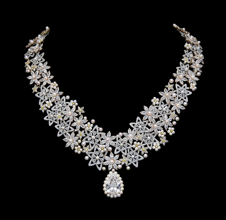 Dior Milly Dentelle Fleurs Enneigées necklace, white, rose and yellow gold, white and yellow diamonds, white cultured pearls.