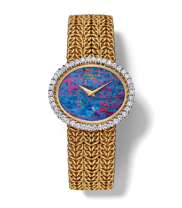 1970 - Ladies' wristwatch, yellow gold, opal dial, 42 diamonds.