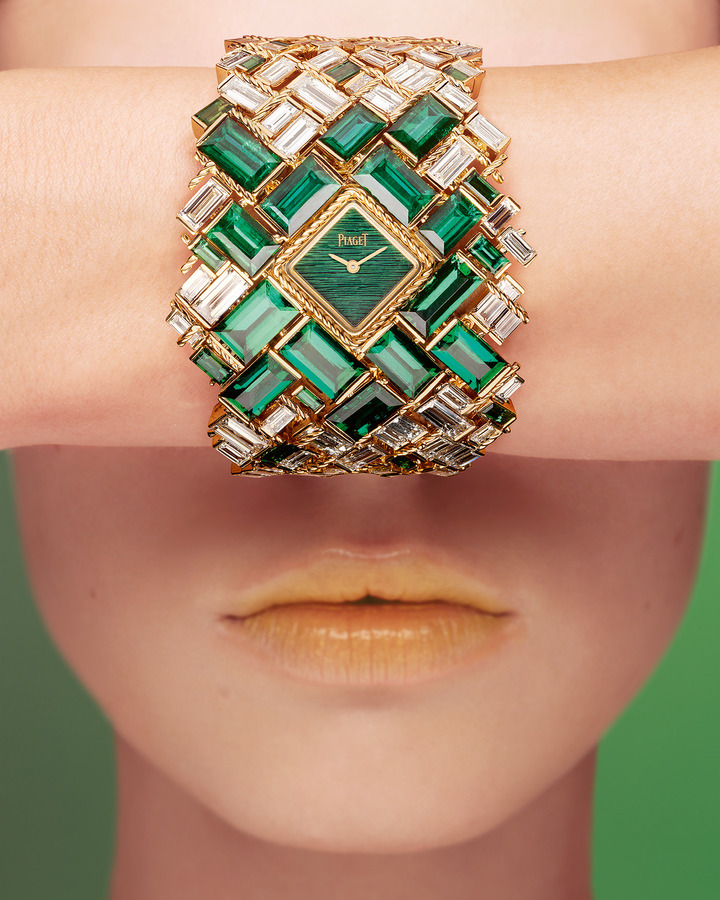 Cuff watch set with 26.11 carats of baguette-cut Colombian emeralds and diamonds. Unique piece. ©Brigitte Niedermair
